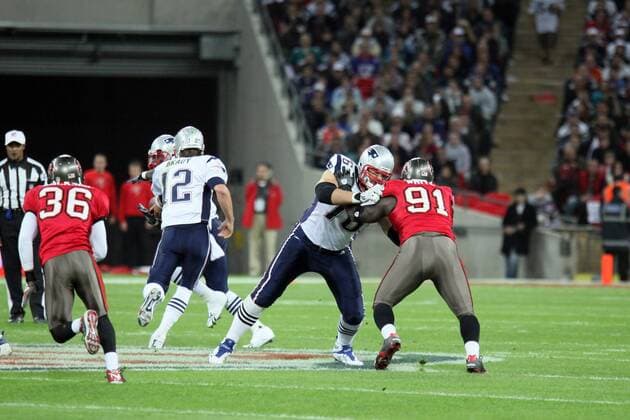 Sebastian Vollmer (Patriots) gegen Stylez White (Buccaneers) New England Patriots vs. Tampa Bay Buccaneers, Wembley Stadium