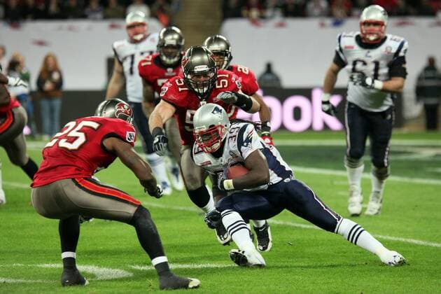 Laurence Maroney (Patriots) gegen Barrett Ruud und Aqib Talib (Buccaneers) New England Patriots vs. Tampa Bay Buccaneers, Wembley Stadium