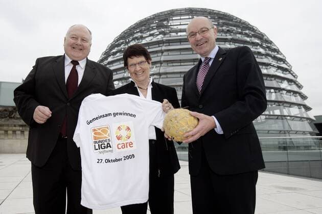 Kurt Gaugler (GeschÃ¤ftsfÃ¼hrer der Bundesliga Stiftung, li.), Rita SÃ¼ssmuth (Schirmherrin des Care Projekts in SÃ¼dafrika), Dr. Anton Markmiller (National Director of Care Deutschland-Luxemburg e.V.) - Bundesliga Stiftung unterstÃ¼tzt AIDS Projekt von CARE Deutschland-Luxemburg e.V in SÃ¼dafrika - xHOCHxZWEIx xMaltexChristiansxo00 people Sozialengagement