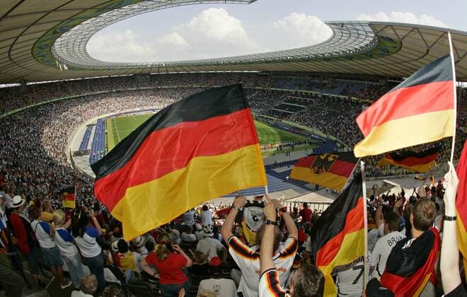 Deutsche Fans feiern die Mannschaft im Olympiastadion und schwenken ihre Deutschlandfahne xHOCHxZWEIx xClevaxMediax  o0 WM Fahne, Nationalfahne Fan, Fußballfan, Publikum, Totale Objekte Sportstätte