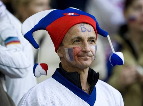 Slovakia fan with a painted face xHOCHxZWEIx xClevaxMediax  o0 Fan, Zuschauer Gesichtsbemalung, Bemalung, bemalt, Nationalfarben, Landesfarben Hut Fanhut o0 Porträt