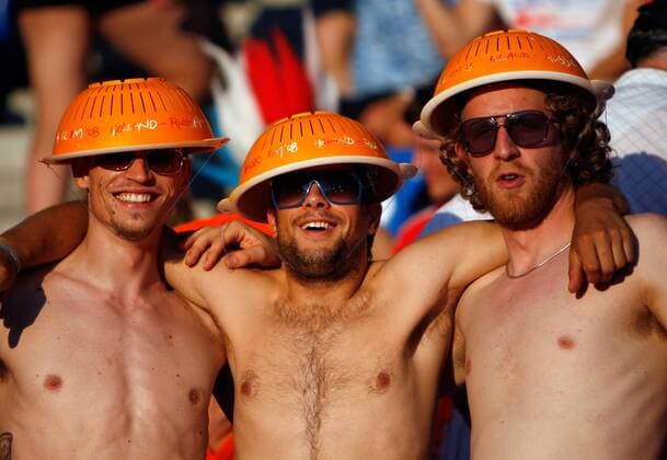Netherlands fans with orange colanders on their heads xHOCHxZWEIx xClevaxMediax  o0 Fan, Zuschauer nackter Oberkörper, nackt, halbnackt, frei, freier Hut Kopfbedeckung o0 EM Euro
