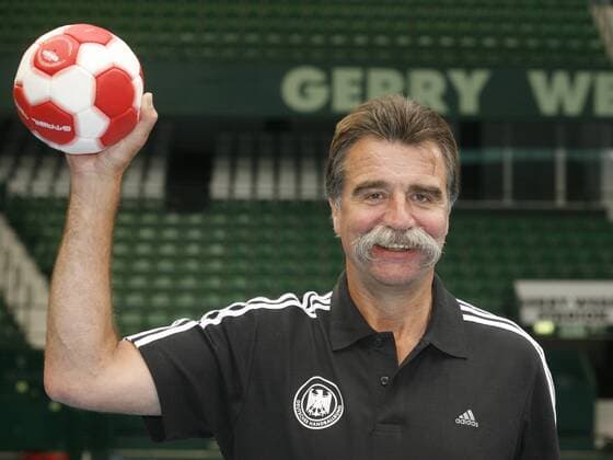 Halle (Westf) - Bundestrainer Heiner Brand (GER) bei der Vorstellung des neuen Trikots o0 Trainer o0 Trikot Präsentation neu neues o0 Nationaltrainer Bundestrainer