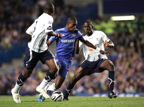 Salomon Kalou (c.) of Chelsea London takes on Fabrice Muamba (r.) and Jlloyd Samuel of Bolton Wanderers Carling Cup Chelsea v Bolton Wanderers 28th October, 2009 EDITORIAL USE ONLY. No use with unauthorised audio, video, data, fixture lists, club league logos or live services. Online in-match use limited to 120 images, no video emulation. No use in betting, games or single club league player publications. o0 Jay Lloyd