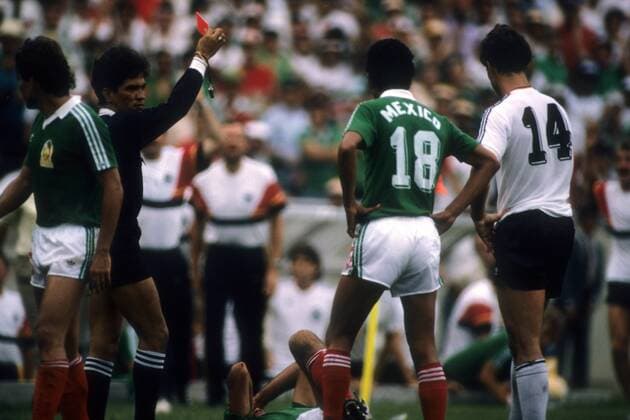 Thomas Berthold (BR Deutschland, re.) sieht von FIFA Schiedsrichter Jesus Diaz (Kolumbien) die rote Karte Fußball Länderspiel Herren WM 1986, Nationalteam, Nationaltrikot, BRD, BR Deutschland - Mexiko 4:1 n.E. Gruppe Monterrey