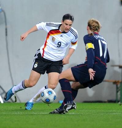 Birgit Prinz (li, GER) gegen Lori Chalupny (re, USA) 