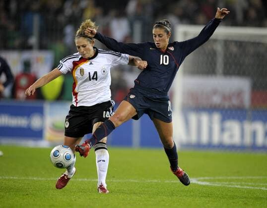 Kim Kulig (l, Deutschland) gegen Carli Lloyd (USA). o0 Freundschaftsspiel Testspiel