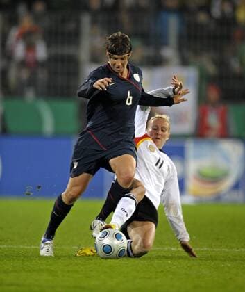 Amy LePeilbet (l,USA) gegen Anja Mittag (Deutschland). o0 Freundschaftsspiel Testspiel