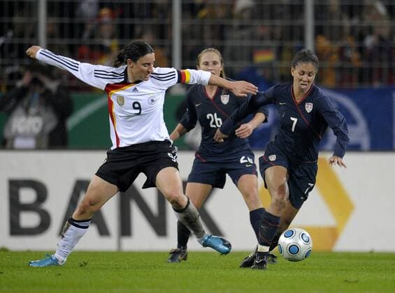 Birgit Prinz (l, Deutschland) gegen Shannon Boxx (USA). o0 Freundschaftsspiel Testspiel