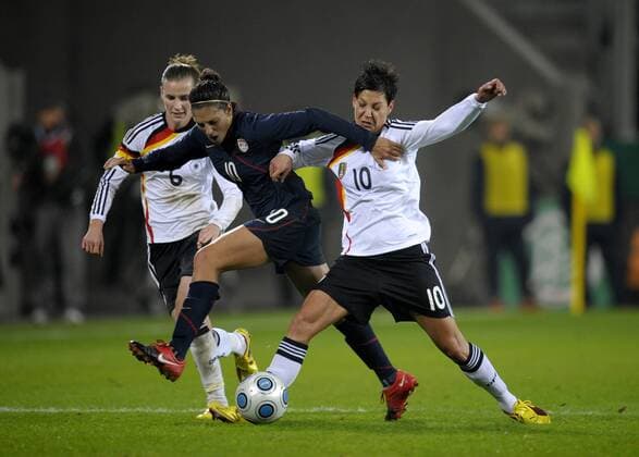 Simone Laudehr (l, Deutschland) und Linda Bresonik (Deutschland) gegen Carli Lloyd (m, USA). o0 Freundschaftsspiel Testspiel