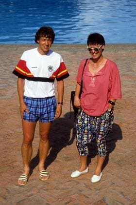 Karl Allgöwer (BR Deutschland) mit seiner Ehefrau Fußball WM Herren WM 1986, Nationalteam, BRD Gruppe Aufnahmedatum geschätzt