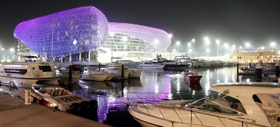 GP von Abu Dhabi, Yas Marina Circuit, Vorberichte. Bild zeigt den Hafen und das Yas Resort Hotel.  o0 Objekte Yacht Boot Yachthafen Abend Nacht Gebäude