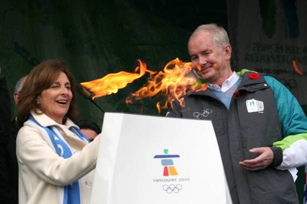 Vancouver Games Organizing Committee CEO John Furlong (R) and Darlene, wife of the late Jack Poole, who was chairman of the Vancouver Olympic organizing committee s board of directors light the Olympic cauldron in Victoria, westernmost provincial capital of Canada -  o0 Funktionär