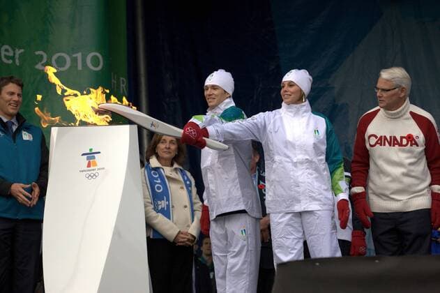 Catriona Le May Doan und Simon Whitfield (beide Kanada) entzüden die Flamme -  o00 Fackelläufer Fackelträger
