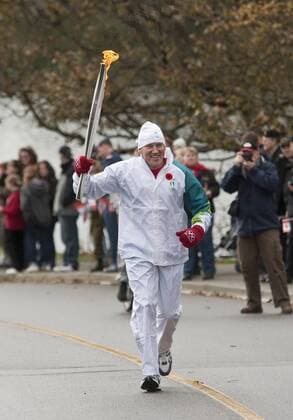Torch bearer Former Canadian Chief of Defense Staff, General Rick Hillier (Canada) -  VIC2009103023 o0 Fackelläufer, people o00 Olympiafeuer
