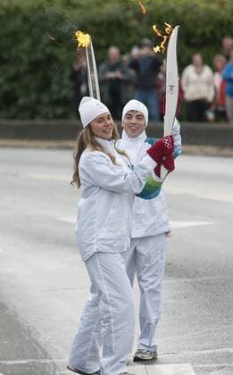 Relay runner Cameron Conner (R) passes the Olympic Flame on to Jennifer Wesleyson -  VIC2009103027 o0 Fackelläufer, Fackelläufer o00 Olympiafeuer
