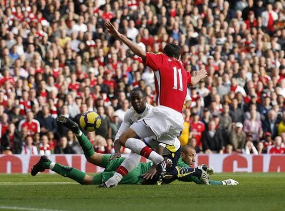 Arsenal FC London s Robin Van Persie (red) scoring his sides third goal as Tottenham s Ledley King and Heurelho Gomes looks on --- Arsenal FC London v Tottenham Hotspur 31st October, 2009 EDITORIAL USE ONLY. No use with unauthorised audio, video, data, fixture lists, club league logos or live services. Online in-match use limited to 120 images, no video emulation. No use in betting, games or single club league player publications.