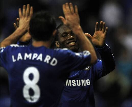 Chelsea s Frank Lampard (L) congratulates Didier Drogba - EDITORIAL USE ONLY. No use with unauthorised audio, video, data, fixture lists, club league logos or live services. Online in-match use limited to 120 images, no video emulation. No use in betting, games or single club league player publications. o0 Jubel, FC London