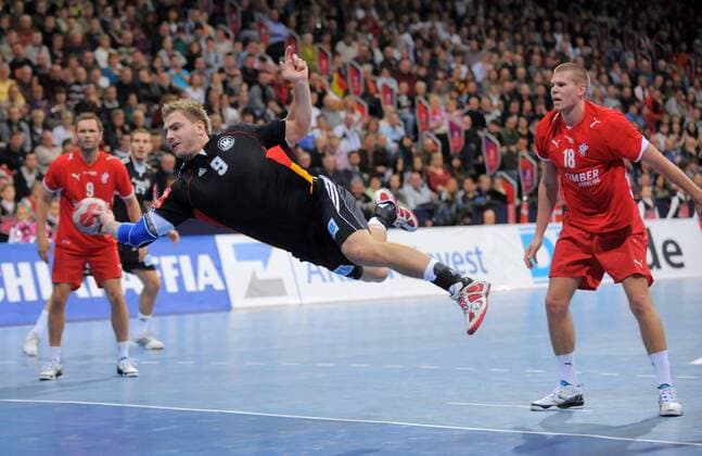 Christoph Theuerkauf (Deutschland, l.) - Mikkel Hansen (Dänemark)