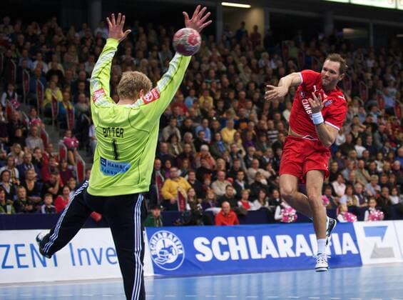 Lars Christiansen (Dänemark, R) - Torwart Johannes Bitter (Deutschland)