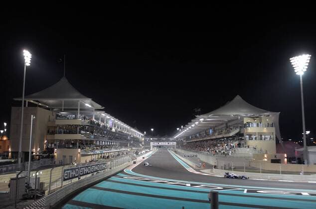 Nico Rosberg (GER), Williams F1 Team vor Robert Kubica (POL), BMW Sauber F1 Team und Heikki Kovalainen (FIN), McLaren Mercedes auf dem Yas Marina Circuit von Abu Dhabi o0 Kurs, Strecke, Rennstrecke, Streckenabschnitt Abend, abends, Nacht, nachts
