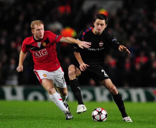 Paul Scholes of Manchester United (L) and Deividas Semberas of CSKA Moscow - EDITORIAL USE ONLY. No use with unauthorised audio, video, data, fixture lists, club league logos or live services. Online in-match use limited to 120 images, no video emulation. No use in betting, games or single club league player publications.