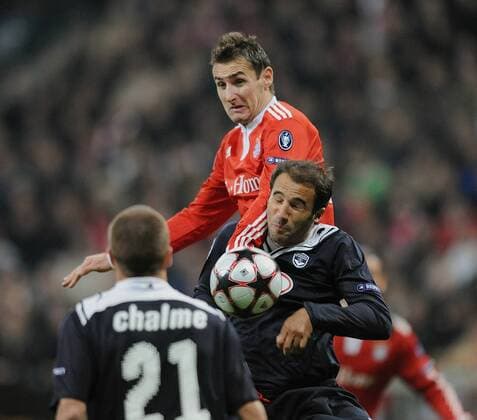 Miroslav Klose (o., FC Bayern München) gegen Marc Planus (u., Girondins Bordeaux ) 