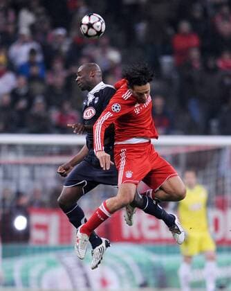 Luca Toni (re, FC Bayern München) gegen Michael Ciani (li, Girondins Bordeaux) 
