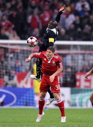 Bastian Schweinsteiger (li, FC Bayern München) gegen Alou Diarra (re, Girondins Bordeaux) 