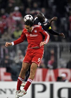 Luca Toni (Bayern München, li.) gegen Alou Diarra (Girondins Bordeaux).