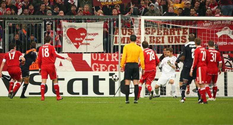 Tor zum 0-1 durch Yohann Gourcuff (Girondins Bordeaux, 2.v.li.) gegen Torwart Hans-Jörg Butt (FC Bayern München) o0 Totale
