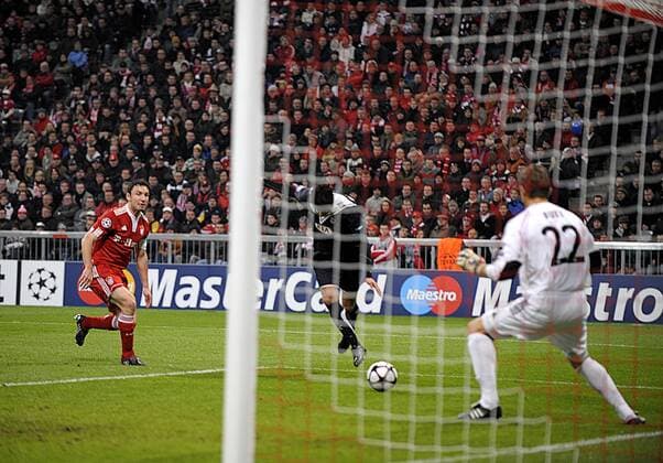 Yoann Gourcuff (Bordeaux, Mitte) trifft gegen Torwart Hans Jörg Butt (Bayern, re.) o0 FC Bayern München - Girondins de Bordeaux, Tor