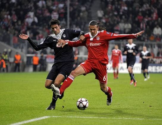Yoann Gourcuff (Bordeaux, li.) gegen Martin Demichelis (FC Bayern München). o0 FC Bayern München - Girondins de Bordeaux