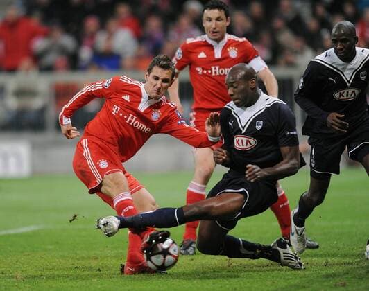 Miroslav Klose (li, Bayern) gegen Michael Ciani (re, Bordeaux) -  o0 FC Bayern München - Girondins de Bordeaux