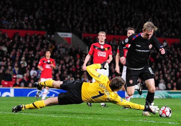 Milos Krasic (R) of CSKA Moscow rounds Edwin van der Sar of Manchester United to score the second goal - EDITORIAL USE ONLY. No use with unauthorised audio, video, data, fixture lists, club league logos or live services. Online in-match use limited to 120 images, no video emulation. No use in betting, games or single club league player publications. o0 ManU, Tor