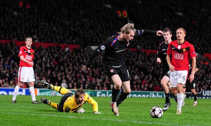 Milos Krasic (C) of CSKA Moscow rounds Edwin van der Sar of Manchester United to score the second goal - EDITORIAL USE ONLY. No use with unauthorised audio, video, data, fixture lists, club league logos or live services. Online in-match use limited to 120 images, no video emulation. No use in betting, games or single club league player publications. o0 ManU, Tor,