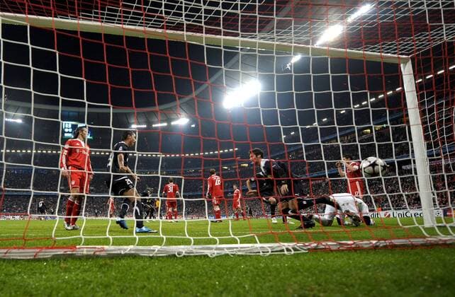 FC Bayern München - Girondins Bordeaux, Yoann Gourcuff (re, Bordeaux) erzielt mit diesem Kopfball das Führungstor zum 1:0. Torwart Hans Jörg Butt (Bayern München), li: Mark van Bommel (Bayern München) ohne Chance..