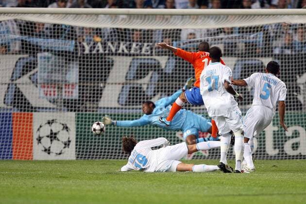 Olympique Marseille OM - FC Zürich, Alexandre Alphonse (FCZ, Mitte) trifft gegen Torwart Steve Mandanda (OM) zum 1:2 - EddyxLEMAISTRE 