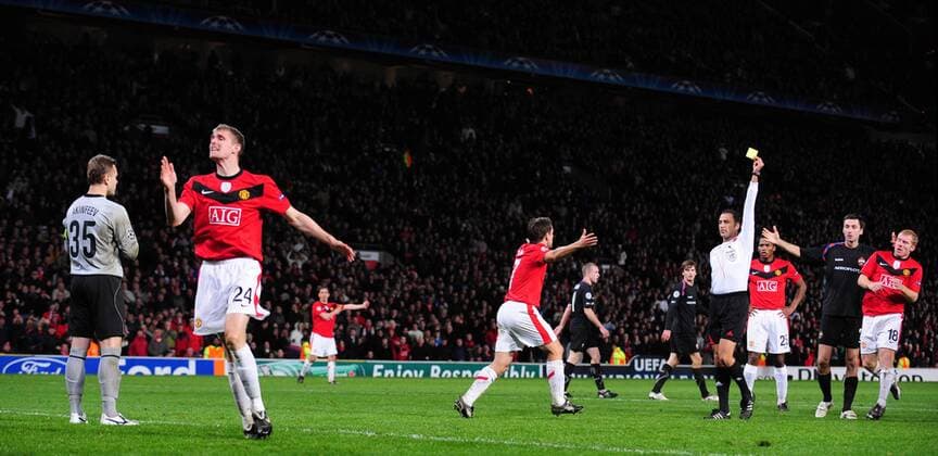 Darren Fletcher (2L) of Manchester United reacts as he receives a yellow card from referee Olegario Benquerenca - Manchester United v CSKA Moscow - EDITORIAL USE ONLY. No use with unauthorised audio, video, data, fixture lists, club league logos or live services. Online in-match use limited to 120 images, no video emulation. No use in betting, games or single club league player publications. o00 Totale