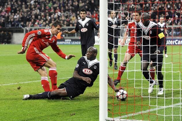 Miroslav KLOSE (FC Bayern Muenchen, li.) mit einer Riesentorchance gegen Michael CIANI (Girondins Bordeaux)