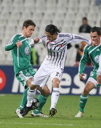 Besiktas Istanbul - VfL Wolfsburg, Serdar Özkan (Mitte), Besiktas und Christian Gentner (Wolfsburg) - 