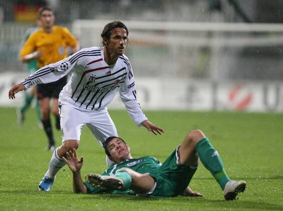 Besiktas Istanbul - VfL Wolfsburg, Ibrahim Kas (L), Besiktas und Edin Dzeko (Wolfsburg) - 