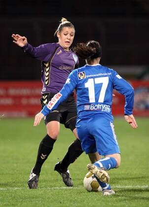 FCR 2001 Duisburg - Linköpings FC: Luise Wensing (Duisburg)(links) gegen Marie-Louise Johansson-Skahlberg (Linköping).