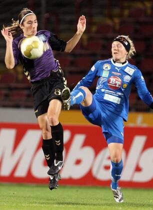 FCR 2001 Duisburg - Linköpings FC: Annemieke Kiesel (Duisburg)(links) gegen Petra Larsson (Linköping).