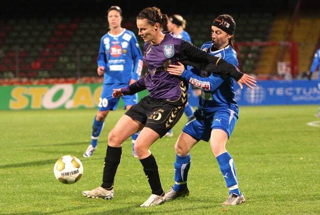FCR 2001 Duisburg - Linköpings FC: Femke Maes (Duisburg, links) gegen Marie-Louise Johansson-Skahlberg.