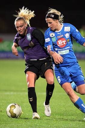 FCR 2001 Duisburg - Linköpings FC: Turid Knaak (Duisburg, links) gegen Maria Karlsson (Linköping).