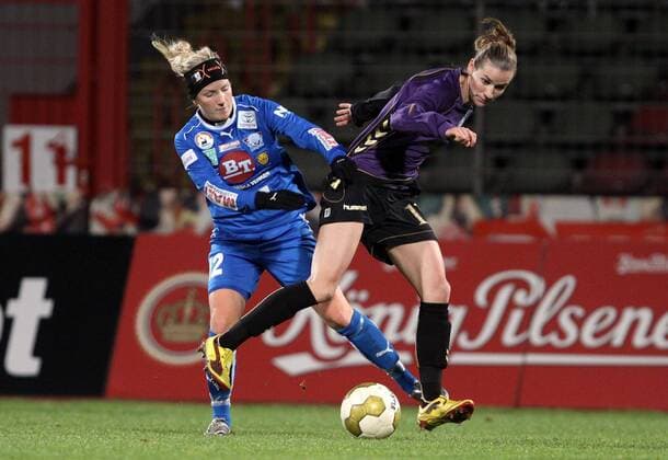 FCR 2001 Duisburg - Linköpings FC: Petra Larsson (Linköping, links) gegen Simone Laudehr (Duisburg).