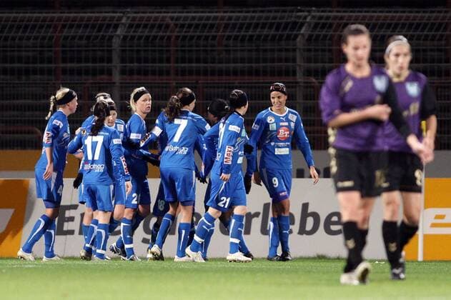 FCR 2001 Duisburg - Linköpings FC: Torjubel Linköping nach dem 0:1, rechts enttäuschte Duisburgerinnen. o0 Jubel, Freude Freud und Leid, Totale