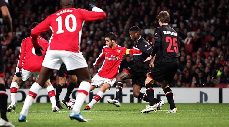 Cesc Fabregas of Arsenal London (C) scores his side s first goal UEFA Champions League Group H Arsenal v AZ Alkmaar 4th November, 2009 EDITORIAL USE ONLY. No use with unauthorised audio, video, data, fixture lists, club league logos or live services. Online in-match use limited to 120 images, no video emulation. No use in betting, games or single club league player publications. o0 Tor