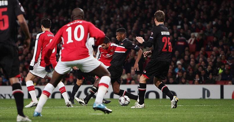Cesc Fabregas of Arsenal London (C) scores his side s first goal UEFA Champions League Group H Arsenal v AZ Alkmaar 4th November, 2009 EDITORIAL USE ONLY. No use with unauthorised audio, video, data, fixture lists, club league logos or live services. Online in-match use limited to 120 images, no video emulation. No use in betting, games or single club league player publications. o0 Tor